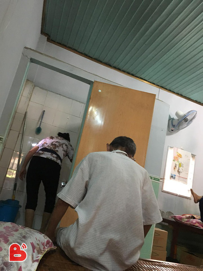 Nằm viện, ông bố lỡ đi vệ sinh trên sàn, câu nói của người con gái gây xúc động-1