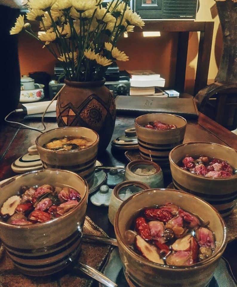 Tìm ra quán trà vintage chị em Huệ - Dương trong phim Về nhà đi con từng ngồi, dân tình xúi nhau đừng ghé vì... Dương chê bánh dở-7