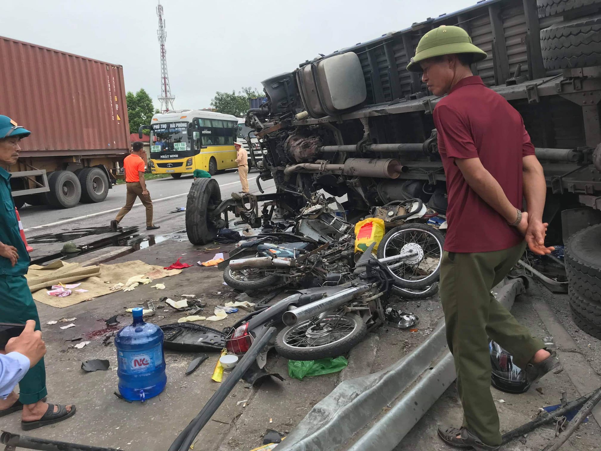 Danh tính các nạn nhân tử vong do ô tô tải lật, đè trúng khi đang đứng chờ sang đường ở Hải Dương-8