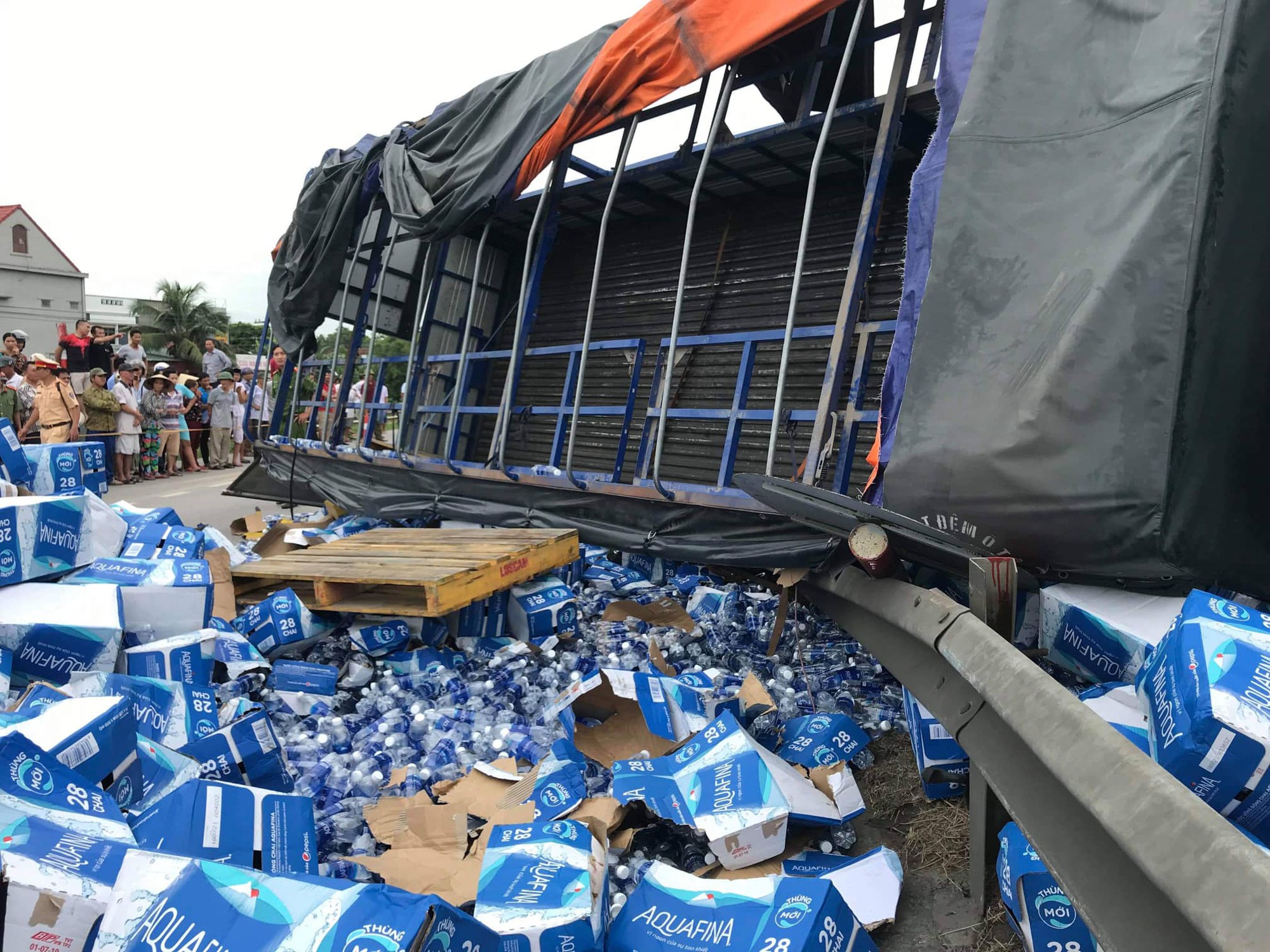 Danh tính các nạn nhân tử vong do ô tô tải lật, đè trúng khi đang đứng chờ sang đường ở Hải Dương-9