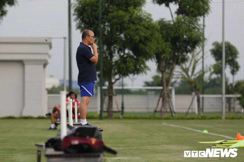 HLV Park Hang Seo khoe kính mới, đứng trên ghế xem giò U23 Việt Nam-4