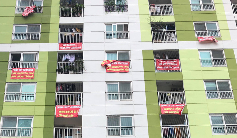 Tụ tập, treo biểu ngữ phản đối, dân chung cư cùng đường đòi quyền lợi-1