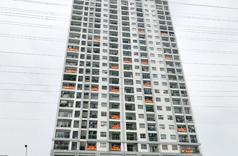 Tụ tập, treo biểu ngữ phản đối, dân chung cư cùng đường đòi quyền lợi-2