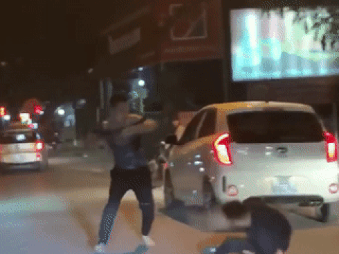 Tài xế xe ôm luồn lách kéo toác đầu taxi rồi bỏ chạy-1