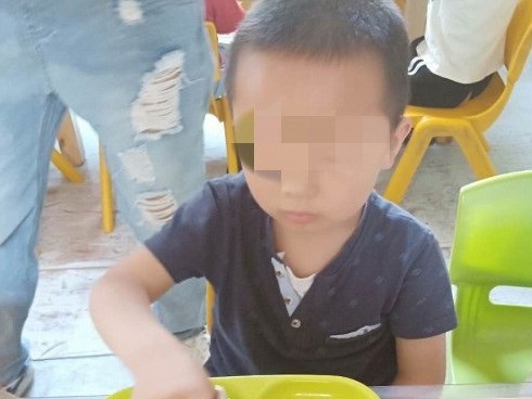 Vợ đột ngột bỏ đi, chàng trai một mình nuôi con, đến khi làm hộ khẩu mới phát hiện ra sự thật động trời khiến cả gia đình suy sụp