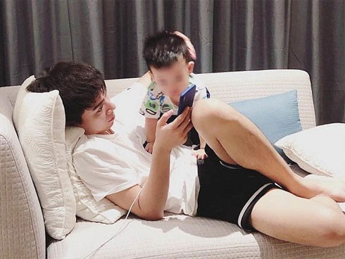 Đón bạn thân về nước, giật mình phát hiện mặt bạn giống hệt mặt con trai mình