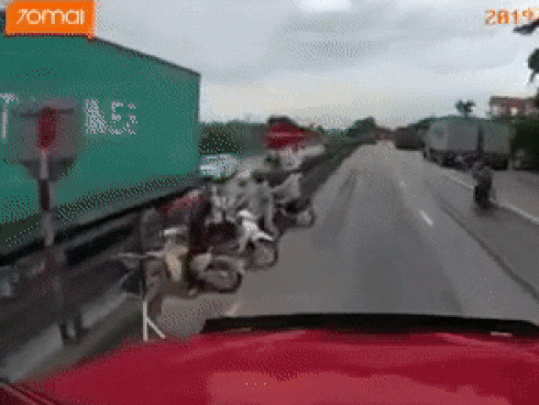 Clip cận cảnh giây phút xe tải đâm vào dòng người đợi sang đường khiến 5 người chết tại chỗ
