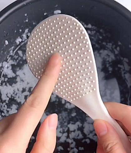 Sử dụng muôi xới cơm hàng chục năm nhưng bạn đã biết những chấm tròn có tác dụng gì chưa?-1