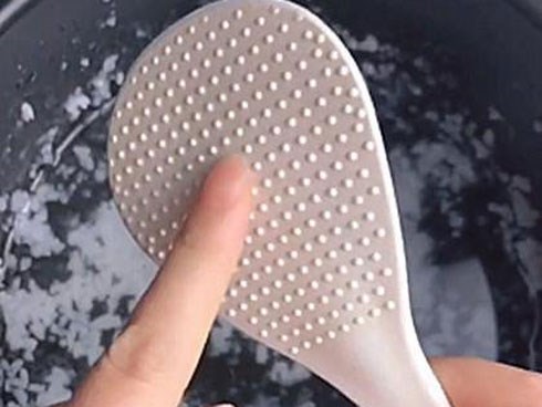 Sử dụng muôi xới cơm hàng chục năm nhưng bạn đã biết những chấm tròn có tác dụng gì chưa?