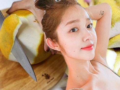 Gọt bưởi xong giữ lại vỏ rồi làm theo cách này, da sạch mụn, hết tàn nhang lại trắng hồng
