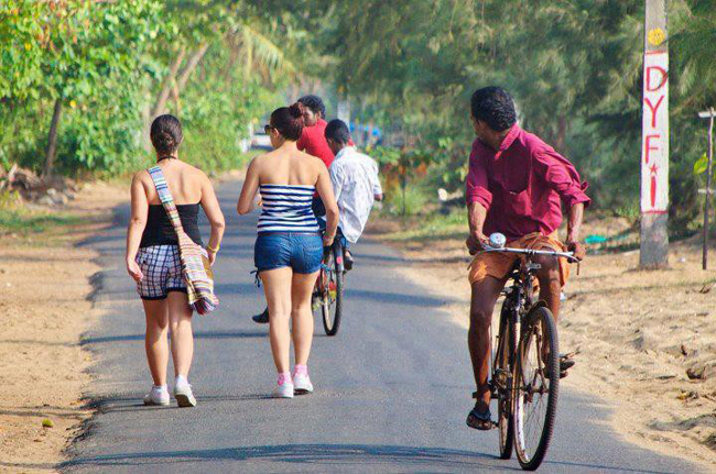 Khoảnh khắc tẽn tò của quý ông khi đang soi gái bị bắt quả tang-1