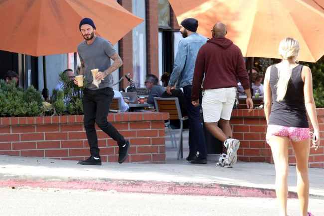 Khoảnh khắc tẽn tò của quý ông khi đang soi gái bị bắt quả tang-2