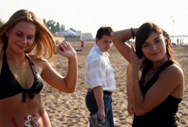 Khoảnh khắc tẽn tò của quý ông khi đang soi gái bị bắt quả tang-4