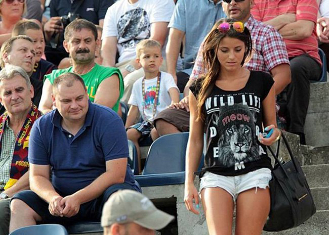 Khoảnh khắc tẽn tò của quý ông khi đang soi gái bị bắt quả tang-6