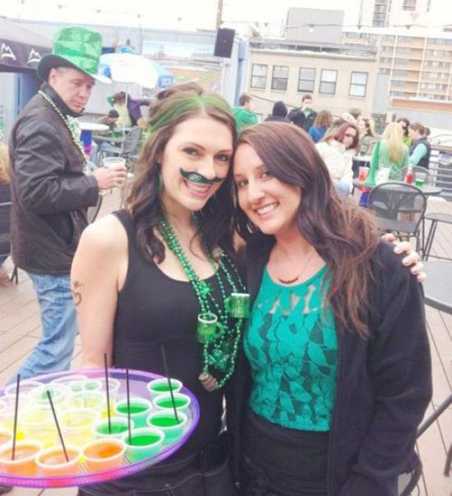 Khoảnh khắc tẽn tò của quý ông khi đang soi gái bị bắt quả tang-10