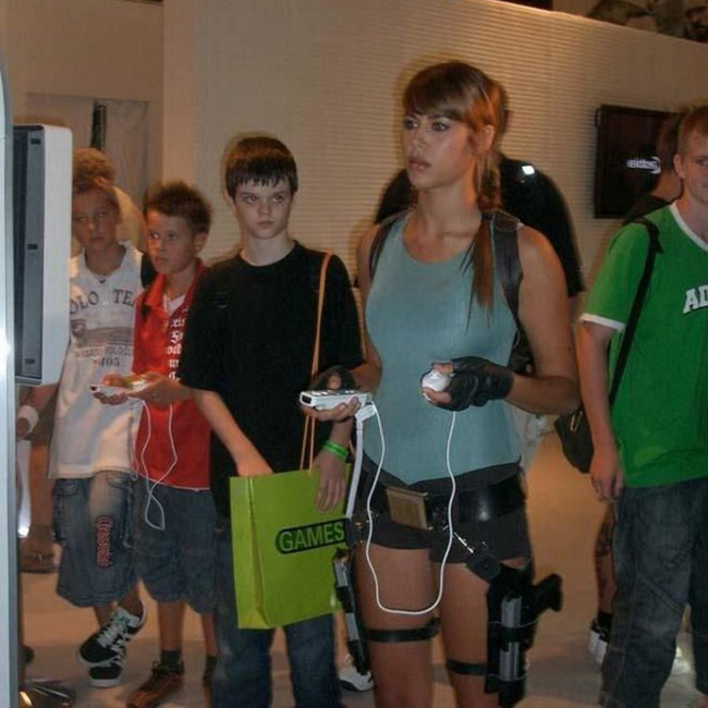 Khoảnh khắc tẽn tò của quý ông khi đang soi gái bị bắt quả tang-8