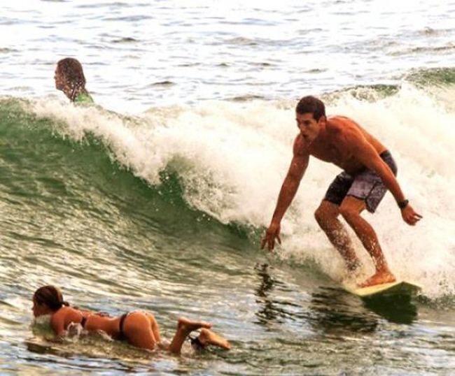 Khoảnh khắc tẽn tò của quý ông khi đang soi gái bị bắt quả tang-12