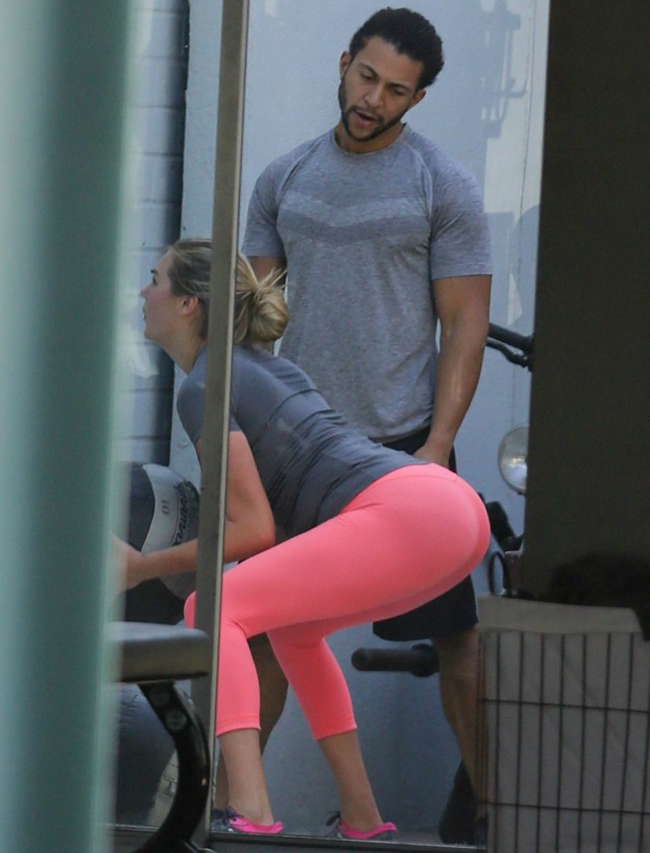 Khoảnh khắc tẽn tò của quý ông khi đang soi gái bị bắt quả tang-14