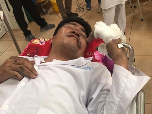 Người chồng ứa nước mắt khi tỉnh dậy trong bệnh viện sau vụ lật xe ở Hải Dương: 