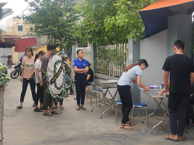 Người mẹ khóc ngất gọi tên nam sinh lớp 12 bị xe tải đè chết: Con tỉnh dậy về với mẹ đi mà!-1