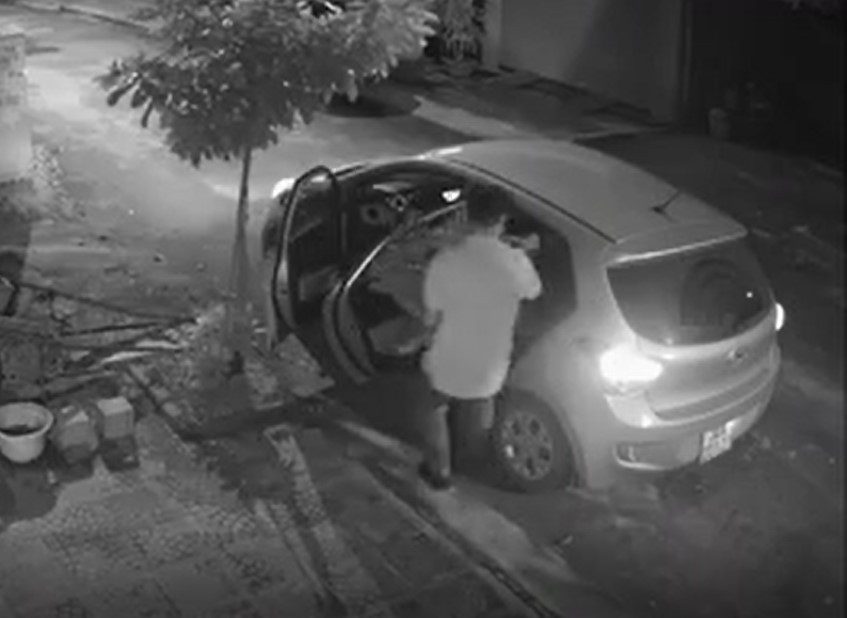 Clip: Người đàn ông lái xe ô tô đi... trộm chậu cây cảnh trong đêm-1