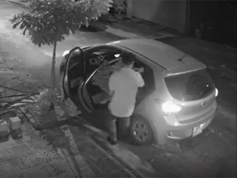 Clip: Người đàn ông lái xe ô tô đi... trộm chậu cây cảnh trong đêm