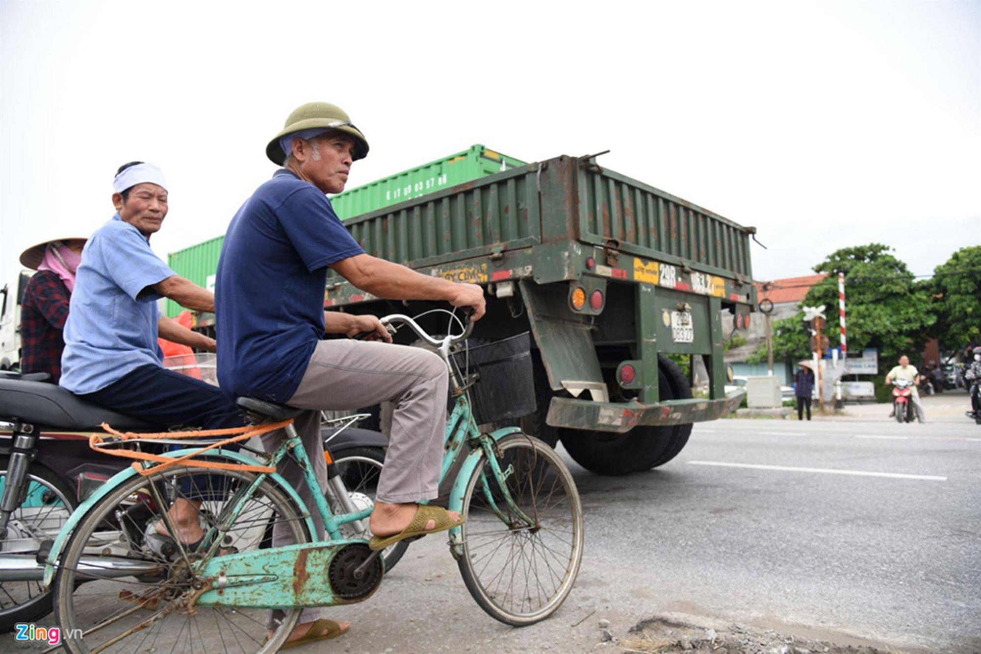 Dân Hải Dương vẫn liều mình băng qua đoạn đường vừa xảy ra tai nạn-2