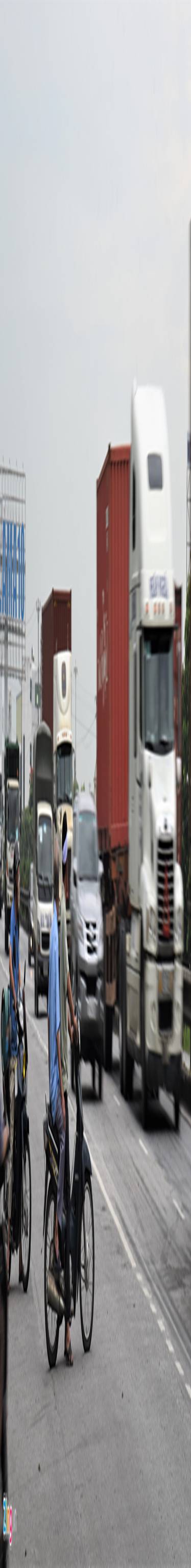 Dân Hải Dương vẫn liều mình băng qua đoạn đường vừa xảy ra tai nạn-3