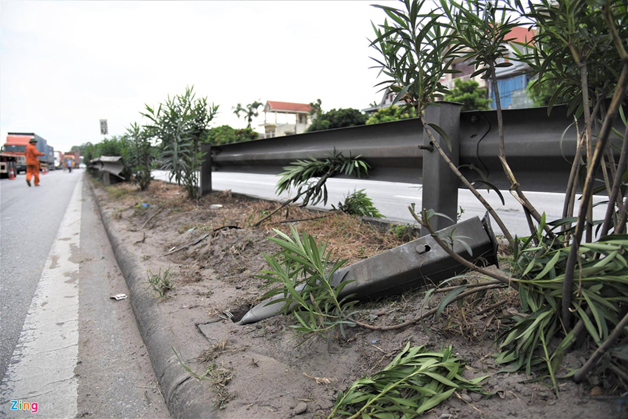 Dân Hải Dương vẫn liều mình băng qua đoạn đường vừa xảy ra tai nạn-4