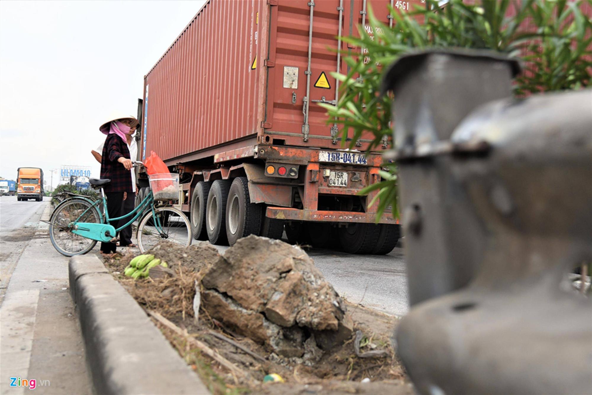 Dân Hải Dương vẫn liều mình băng qua đoạn đường vừa xảy ra tai nạn-6