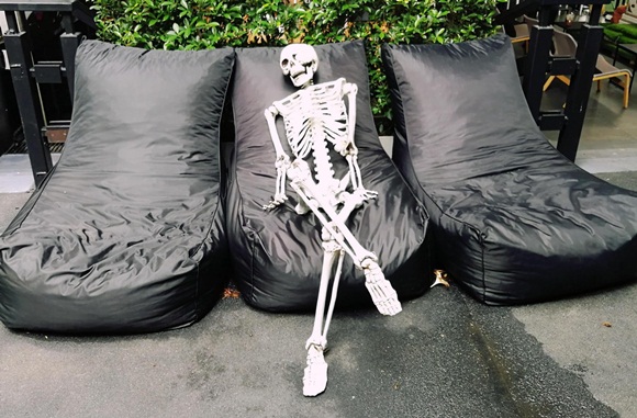 Bên trong quán cà phê chết chóc ở Thái Lan: Khách tha hồ nằm trong quan tài cảm nhận cái chết, đi dạo quanh địa ngục, chụp ảnh với hài cốt-10