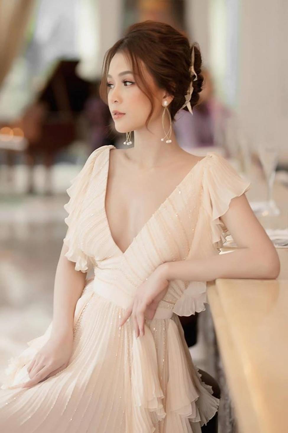 Váy trễ hút ánh nhìn của Chi Pu, Quỳnh búp bê...-11