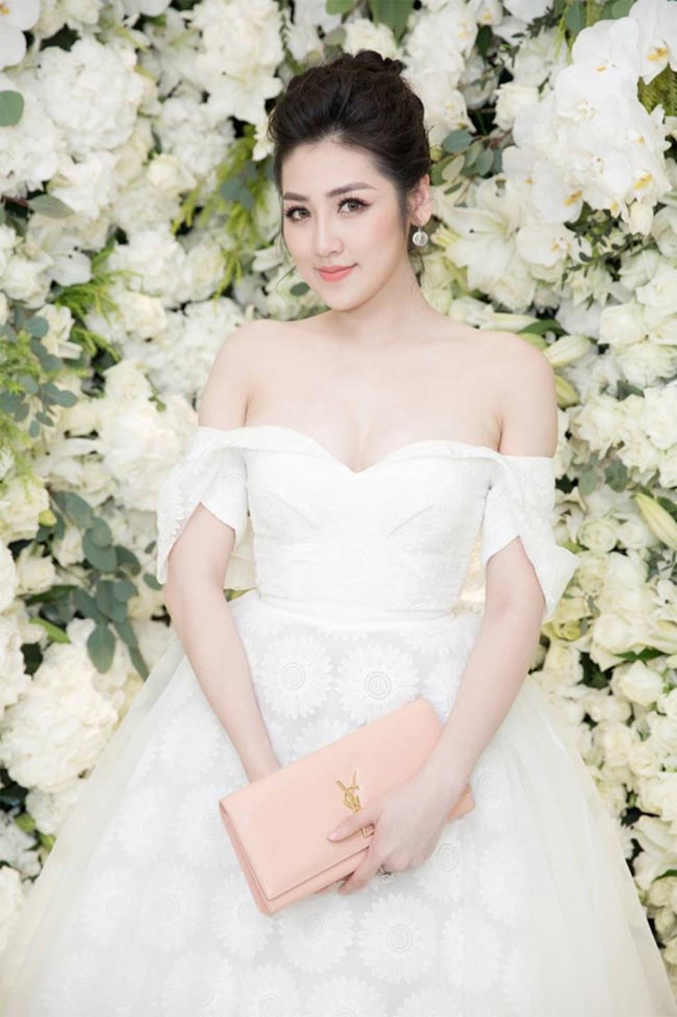 Váy trễ hút ánh nhìn của Chi Pu, Quỳnh búp bê...-9