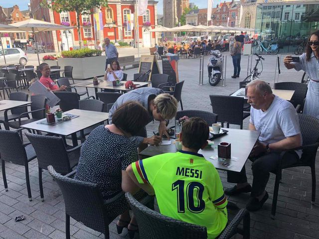 Đi dạo phố, Công Phượng được CĐV Sint-Truidense săn đón-1