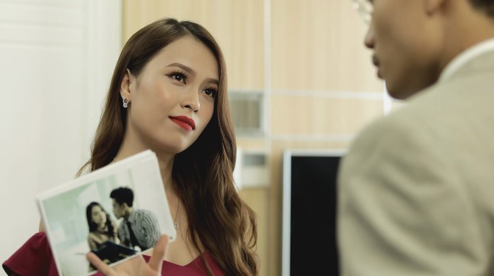 Chồng đang hí hửng đưa bồ đi khám thai, vợ tươi cười xuất hiện đưa ra tờ giấy bí ẩn mà chồng tái mặt lập tức cun cút theo vợ bỏ mặc bồ-1