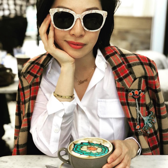 Cận cảnh lớp học trị giá 16 nghìn USD của chị em nhà giàu chỉ để biết cách ngồi bàn, ăn chuối sao cho quý tộc-2