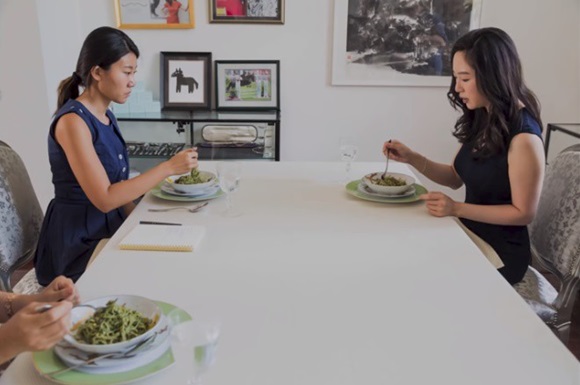 Cận cảnh lớp học trị giá 16 nghìn USD của chị em nhà giàu chỉ để biết cách ngồi bàn, ăn chuối sao cho quý tộc-6