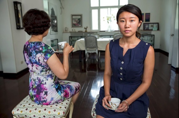 Cận cảnh lớp học trị giá 16 nghìn USD của chị em nhà giàu chỉ để biết cách ngồi bàn, ăn chuối sao cho quý tộc-7