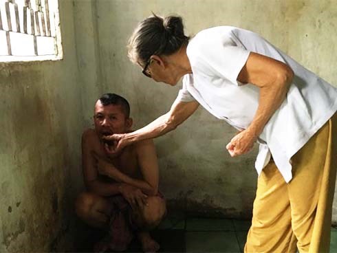 20 năm, người mẹ nghèo nuốt nước mắt xích con vào góc tường