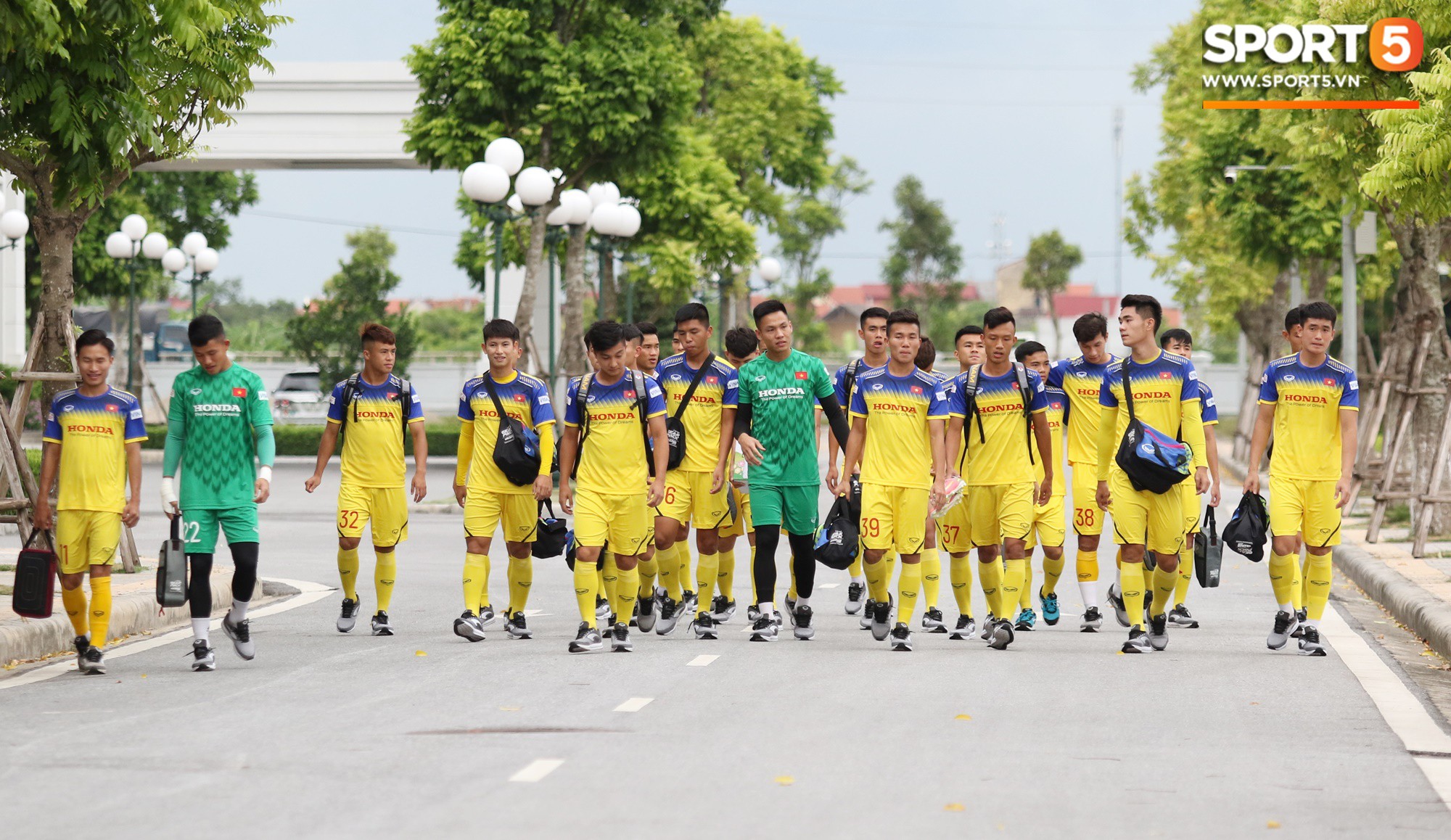 HLV Park Hang Seo đè đầu cưỡi cổ học trò trong buổi tập trước trận giao hữu với Viettel-1