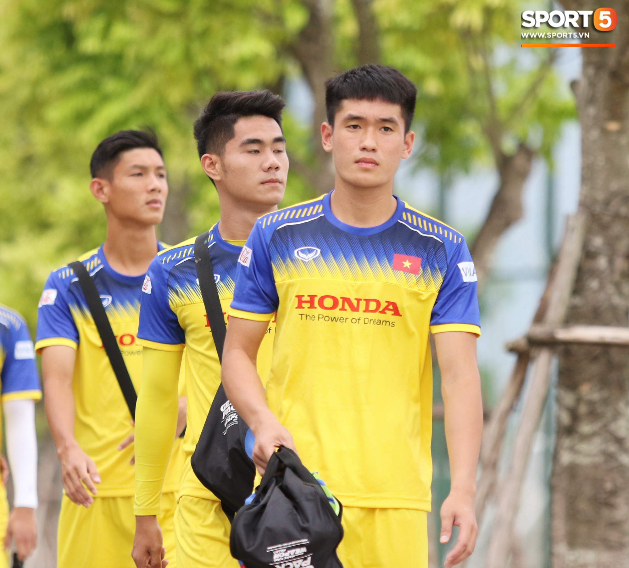 HLV Park Hang Seo đè đầu cưỡi cổ học trò trong buổi tập trước trận giao hữu với Viettel-5