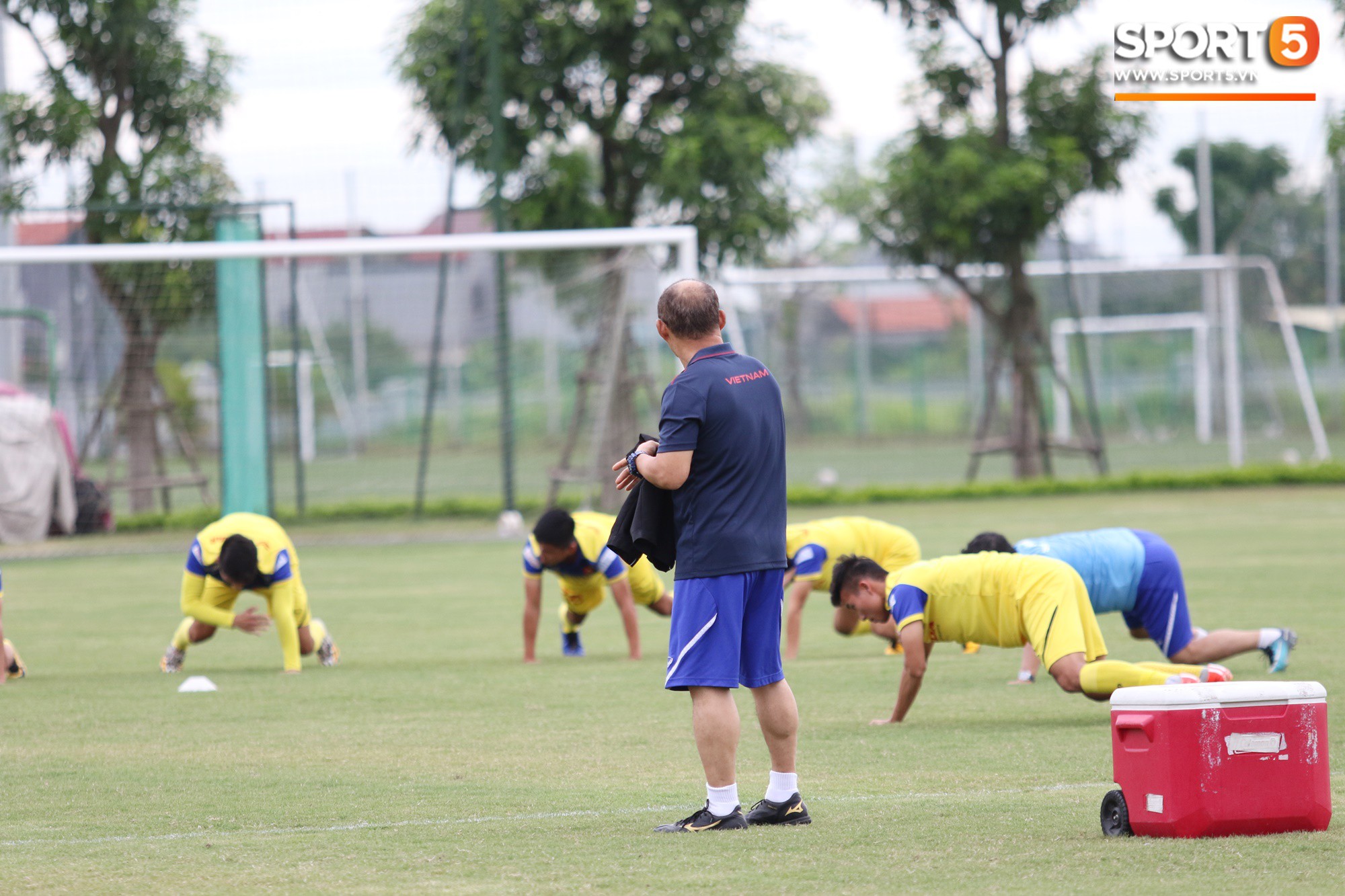 HLV Park Hang Seo đè đầu cưỡi cổ học trò trong buổi tập trước trận giao hữu với Viettel-3
