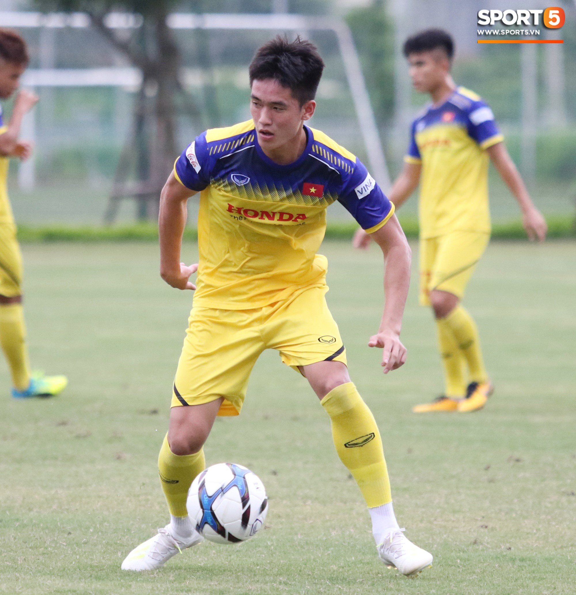 HLV Park Hang Seo đè đầu cưỡi cổ học trò trong buổi tập trước trận giao hữu với Viettel-4