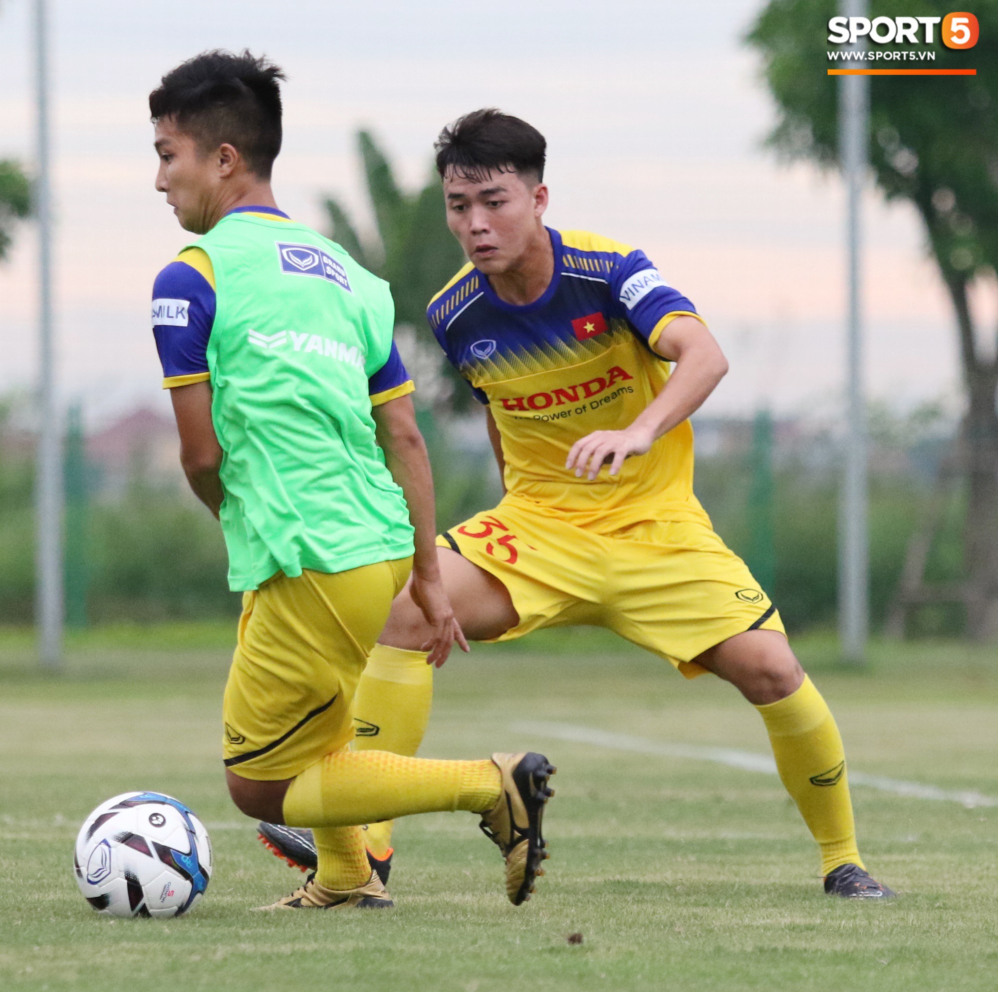 HLV Park Hang Seo đè đầu cưỡi cổ học trò trong buổi tập trước trận giao hữu với Viettel-7