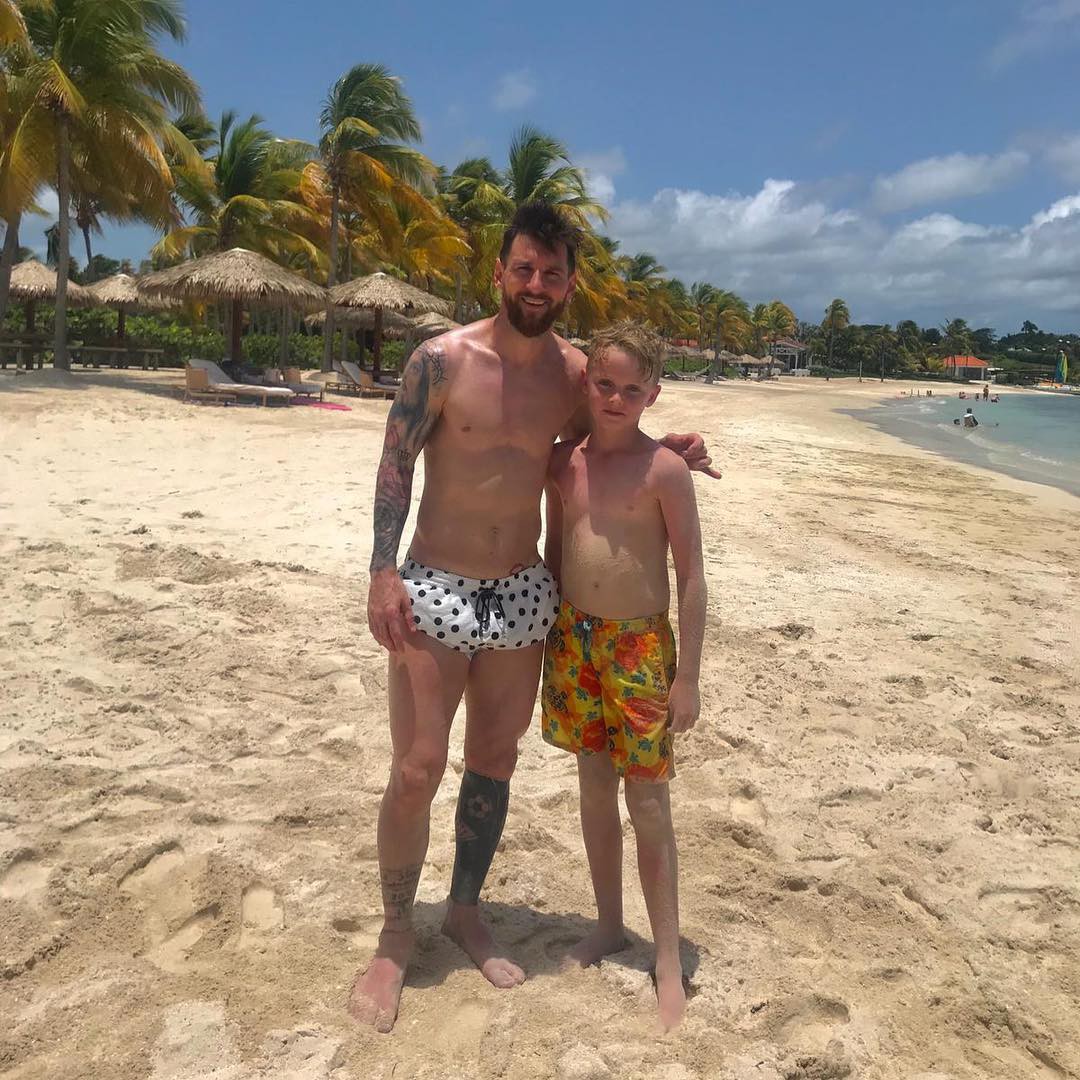 Tìm ra fan nhí may mắn nhất thế giới: Ra biển bỗng bắt gặp Messi và được chơi bóng cùng thần tượng-1