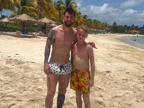 Cổ động viên Barcelona lo lắng khi Messi… vui vẻ nghỉ dưỡng-4