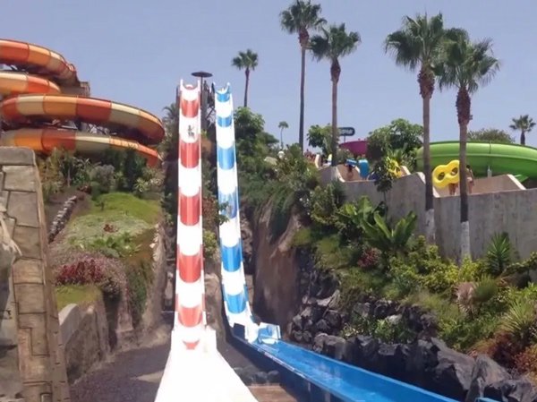 Người phụ nữ bị xé rách tử cung, chảy máu vùng kín” sau khi chơi ở công viên nước-1