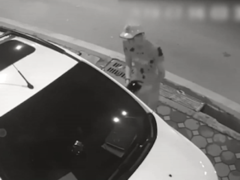 Không vượt được, tài xế xe bán tải bức xúc đập kính, bẻ cụp gương xe 5 chỗ-1