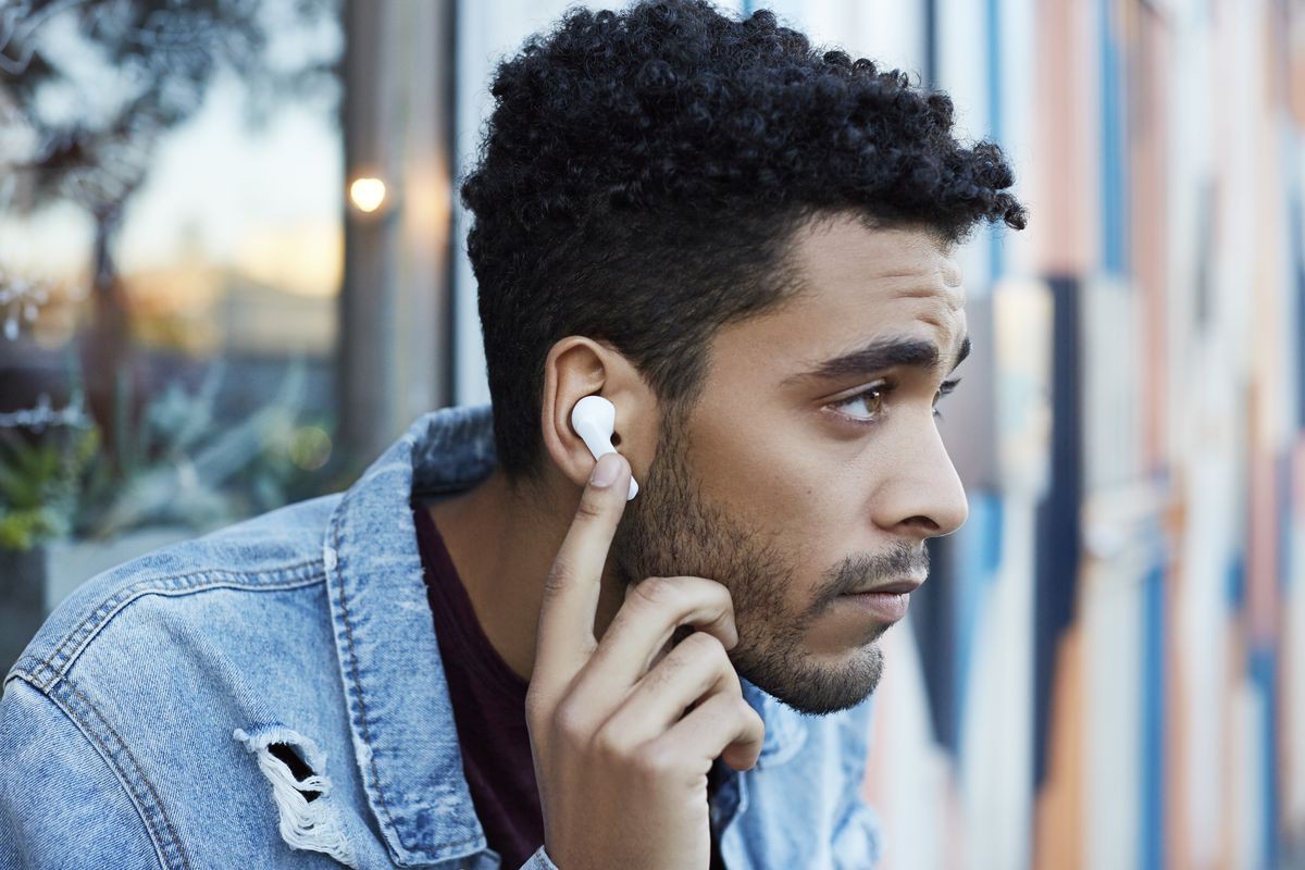 Tiền nhiều để làm gì: Để mua AirPods dát 1.000 kim cương, mạ vàng trắng đắt 500 triệu này chứ sao nữa!-1