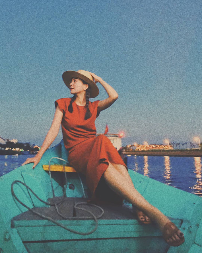 Quỳnh búp bê diện áo khoét cả mảng lưng, Bảo Thanh hack tuổi trẻ như nữ sinh với tóc tết 2 bên-17